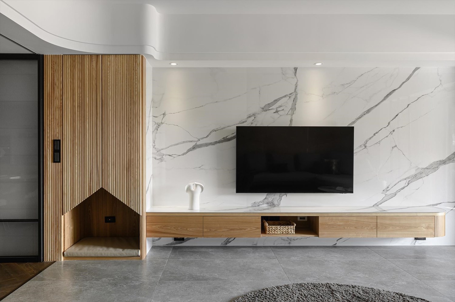 電視牆設計案例 2 – 大理石牆面與木作搭配